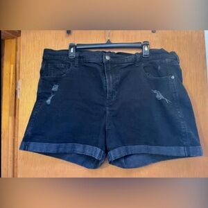 NWOT Old Navy mid rise black boyfriend short size 18